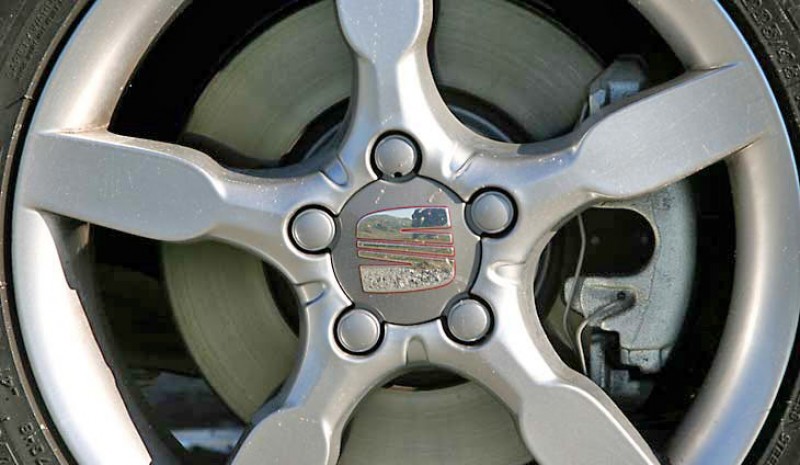 Store 17-tommers hjul og deres lavprofildekk ytterligere stramme bilens oppførsel.