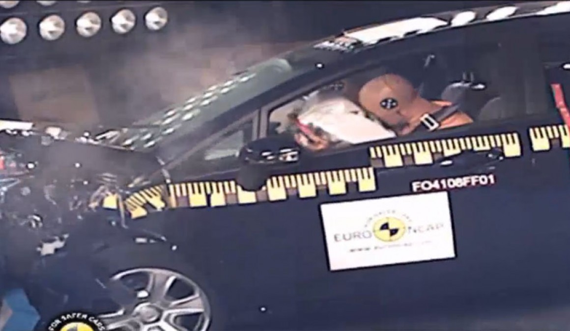 Crash test: how a modern car and a 20 year old is. Video