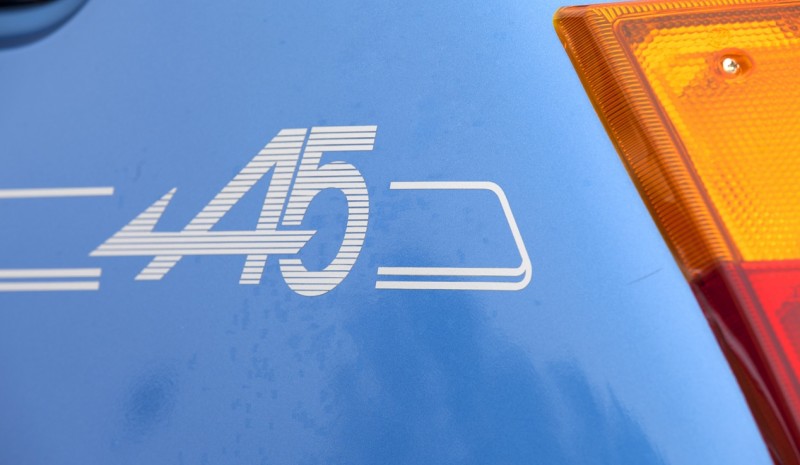 fin de côté garniture blanche discrète dans le logo Alpine sur l'A5