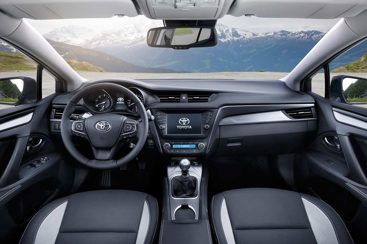 Toyota Avensis 2015 Interior