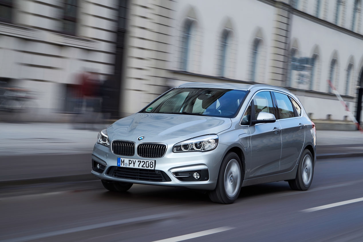 BMW 225 xe, 4x4 minivan with the efficiency of a hybrid engine