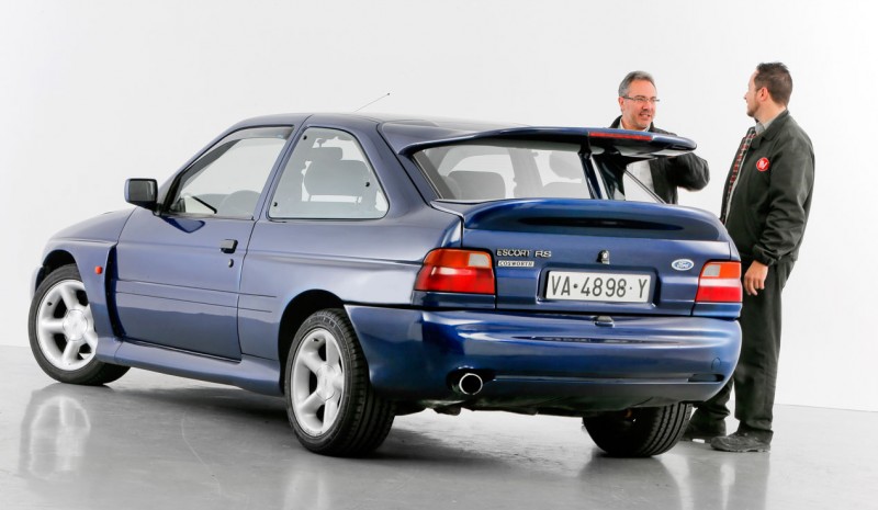 Ford Escort RS Cosworth, kilpa kadulle.