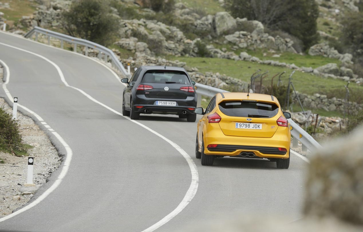 Ford Focus ST vs comparative VW Golf GTI Performance