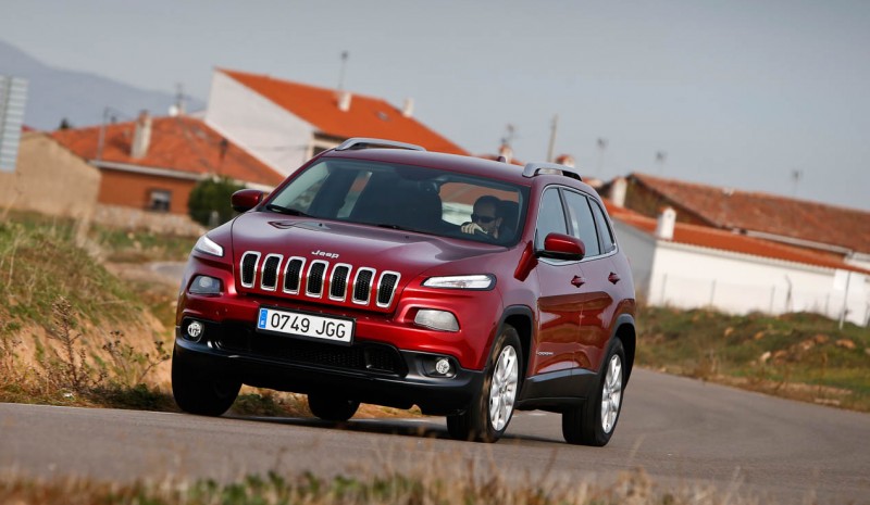 Jeep Cherokee 2.2 MJD-200 Active Drive I Aut. Limited vs. Land Rover Discovery 4x4 TD4-180 Sport 2.0 Aut. HSE Luxury, versatile SUV representation