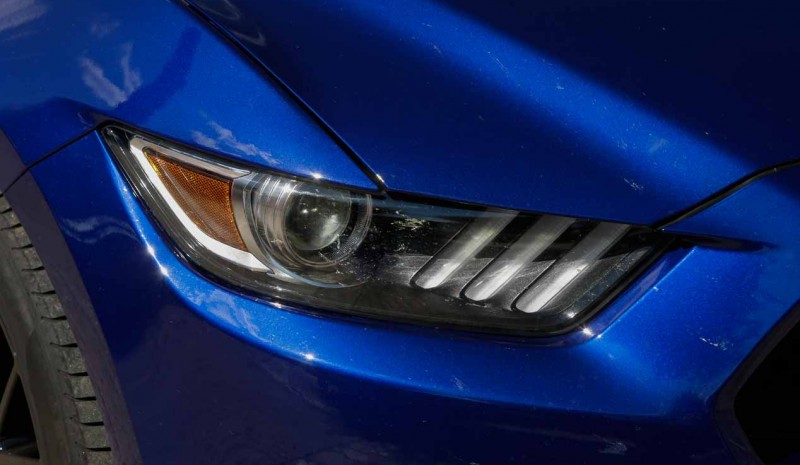 Ford Mustang avoauto V8 kuvina
