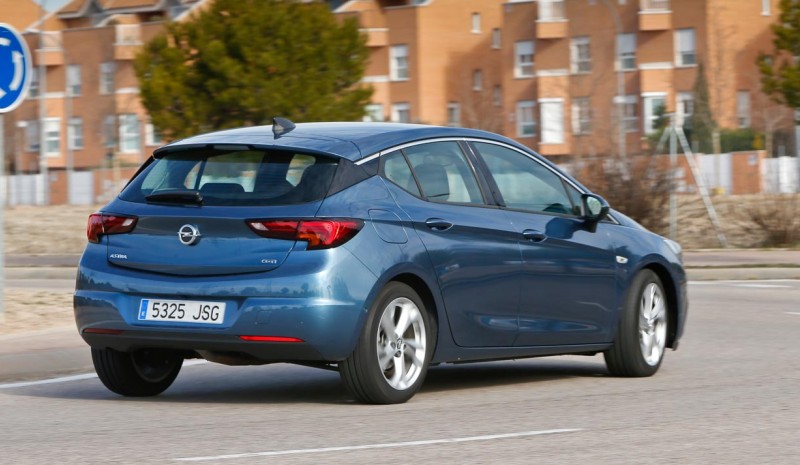 Opel Astra 1.6 CDTi vs Seat Leon 1.6 TDI: mikä kompakti on parempi?