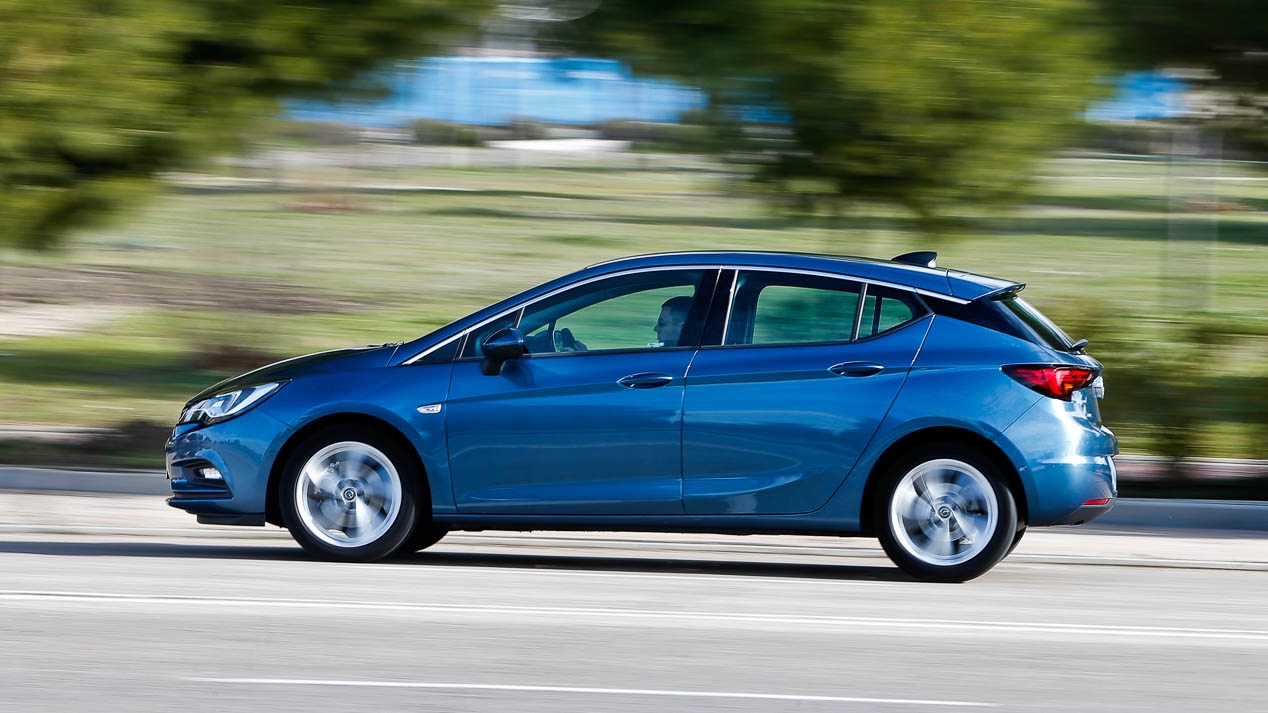 Opel Astra 1.6 CDTi vs Seat Leon 1.6 TDI: mikä kompakti on parempi?
