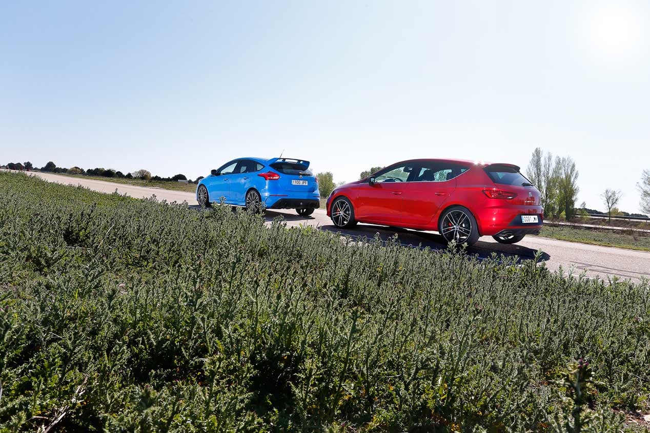 Duel sport compact: Ford Focus RS vs Seat Leon Cupra