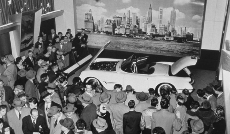 Framläggande av Chevrolet Corvette Motorama Show bil i New York 1953