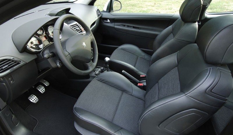 Leather steering wheel three-spoke aluminum bottom bracket sport seats.