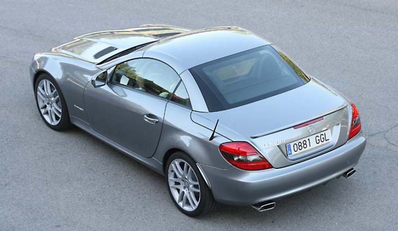Mercedes SLK estetikk er svært attraktive uavhengig av vinkelen som du ser på det
