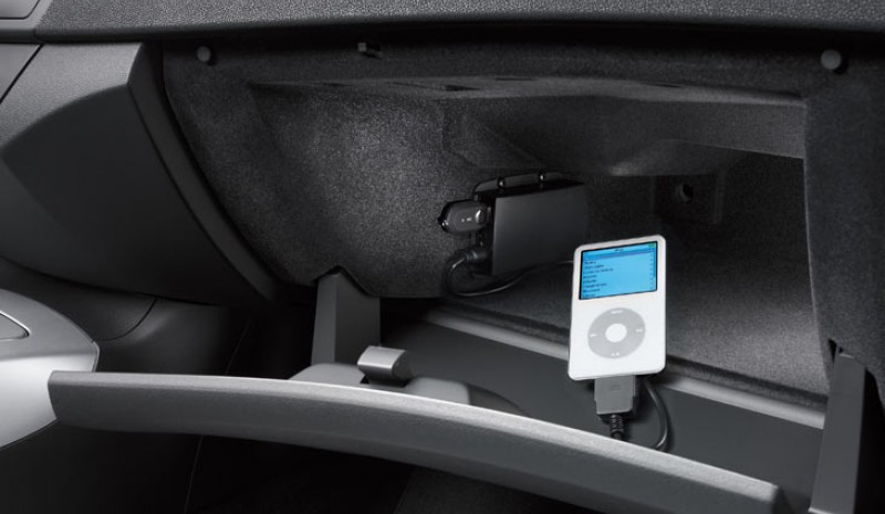 Renault Laguna 2010 alue: hansikaslokerossa sijaitsevat liitännät iPod ja USB