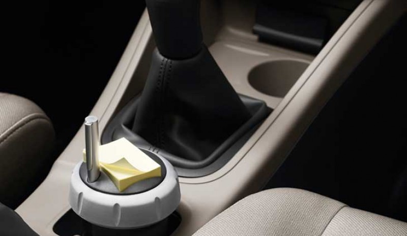 Renault Mégane: à côté du levier de vitesses il y a plusieurs trous pour vider les poches d'objets ou d'introduire de petites bouteilles.