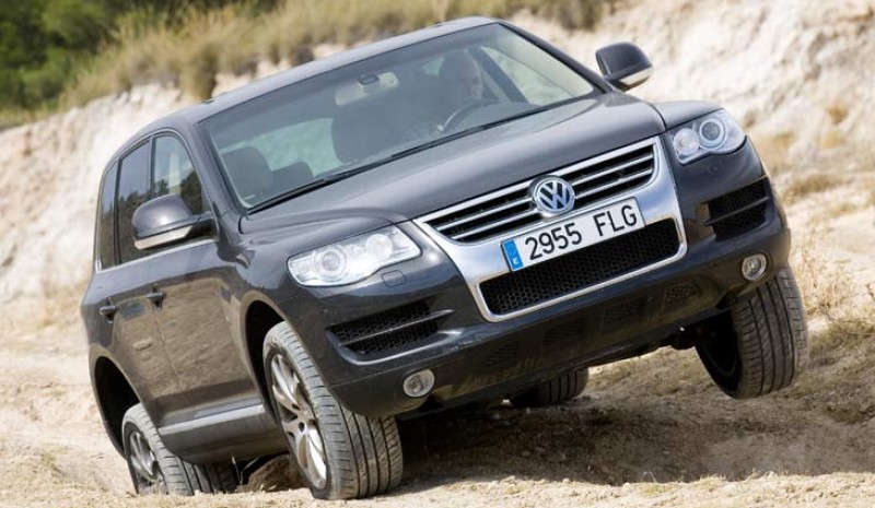 The air suspension off-road position, traction control and locking center differential make to overcome strong bridge crossings is a very simple, Touareg exercise.