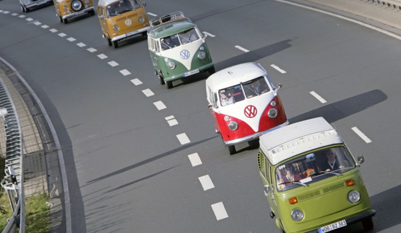 Caravan VW Bully og Transport på vei mot Hannover.