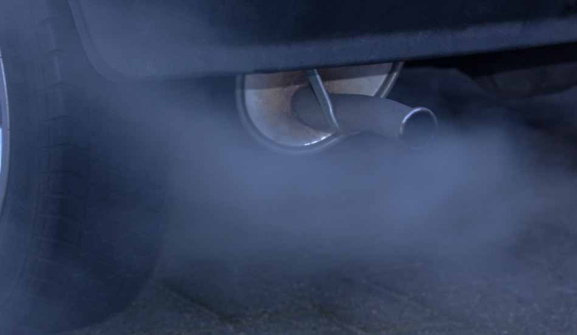 Incertain: la fumée bleue de l'échappement de la voiture, ce qui peut arriver?