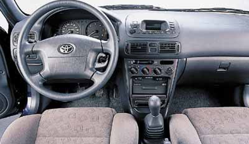 Comparison: Citroen Xsara Coupe 2.0 HDi VTS / 3p Toyota Corolla 2.0 D4-D Sol