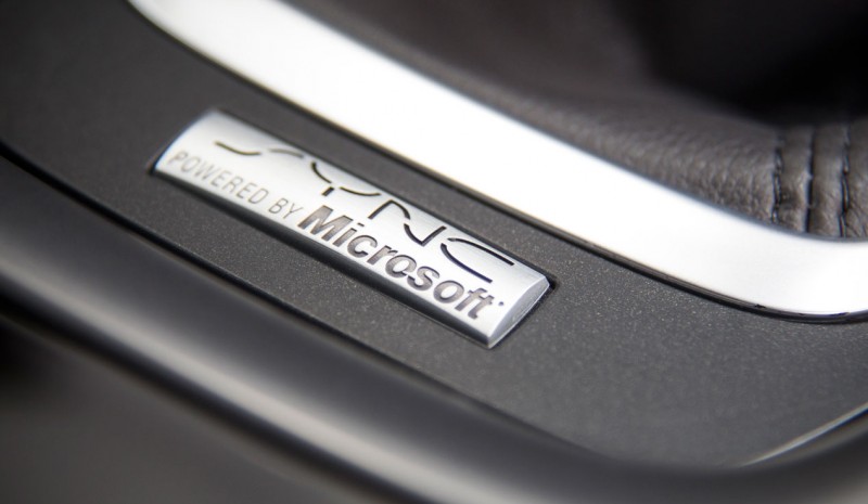 Kontakt: 2015 Ford Mondeo, VW Passat mål