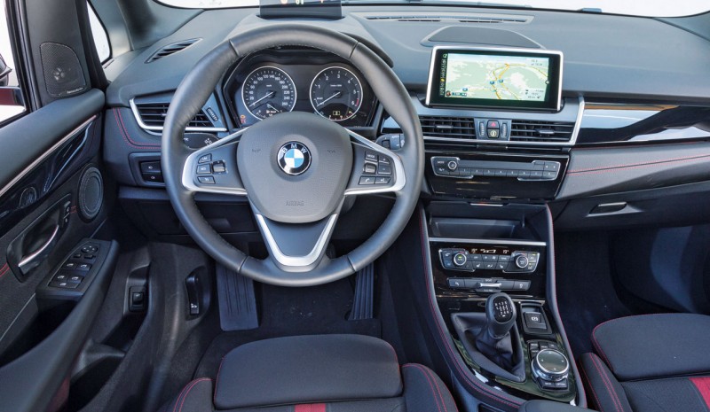 Comparaison: BMW 218d active Tourer - VW Golf TDi 2.0 Sportsvan, la quantité et la qualité