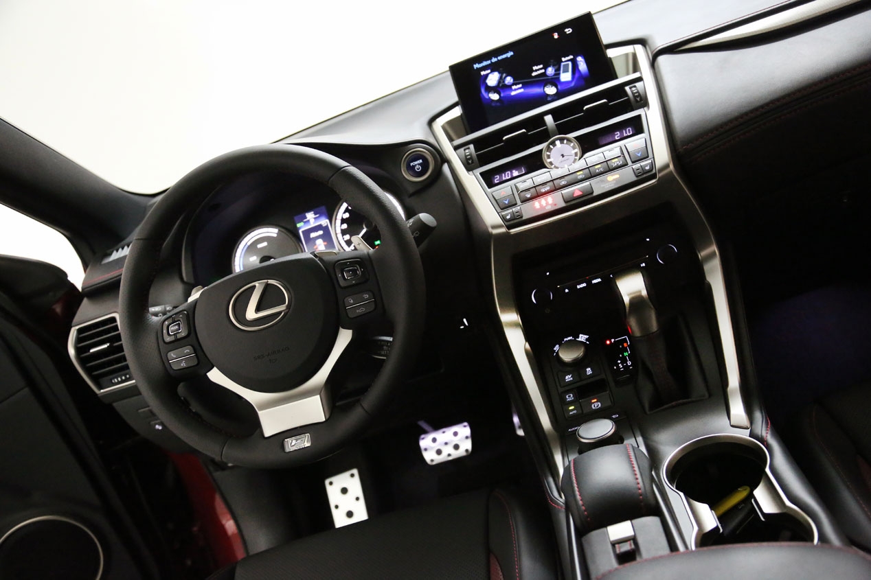 Lexus NX 300h wnętrze