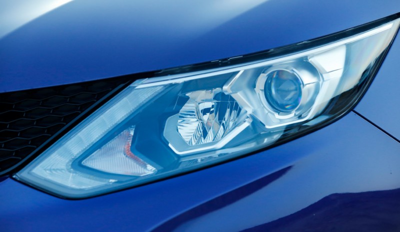 LED headlamps with halogen headlights in the Nissan Qashqai