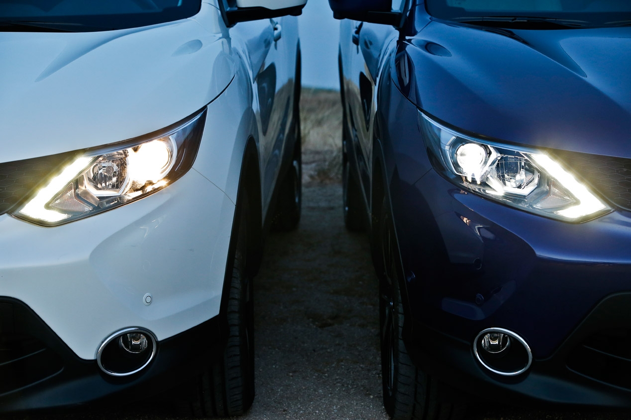 Vertailu LED-ajovalot (sininen auto) ja halogeenit (valkoinen auto) Nissan Qashqai