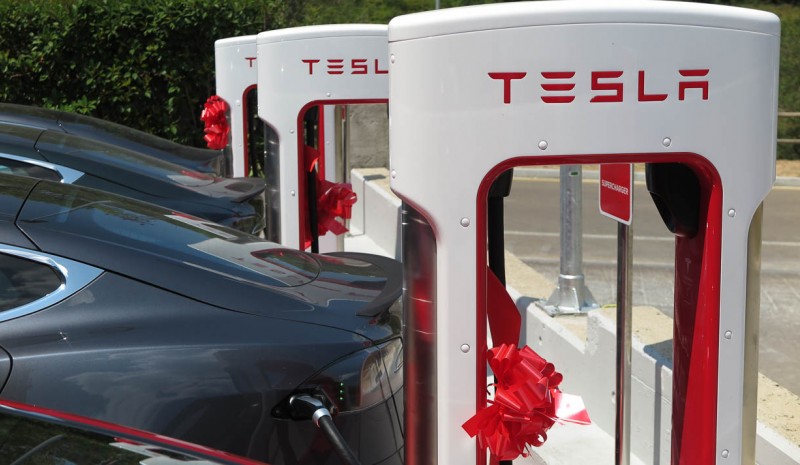 Jak kupno Tesla elektryczny samochód w Hiszpanii