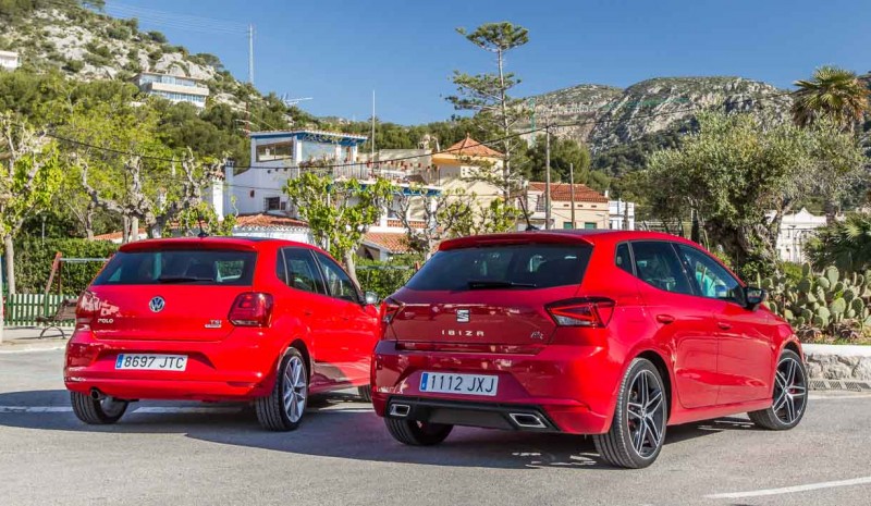 2017 Seat Ibiza og VW Polo, der vender