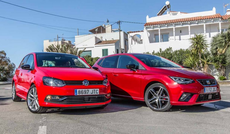 2017 Seat Ibiza og VW Polo, der vender