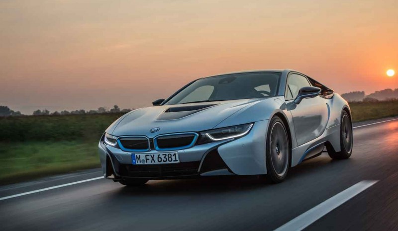 Hvad outsells BMW, elektriske og hybrid eller sport?
