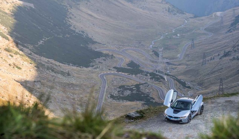 Hvad outsells BMW, elektriske og hybrid eller sport?
