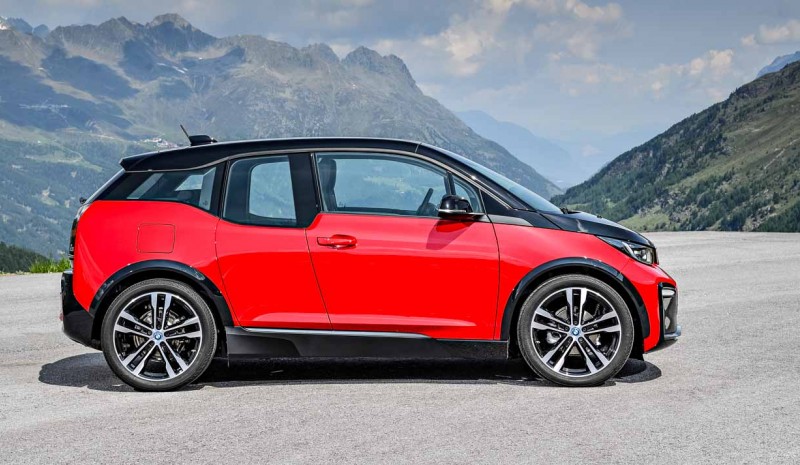 The BMW i3 is renewed improving its equipment, connectivity and driving
