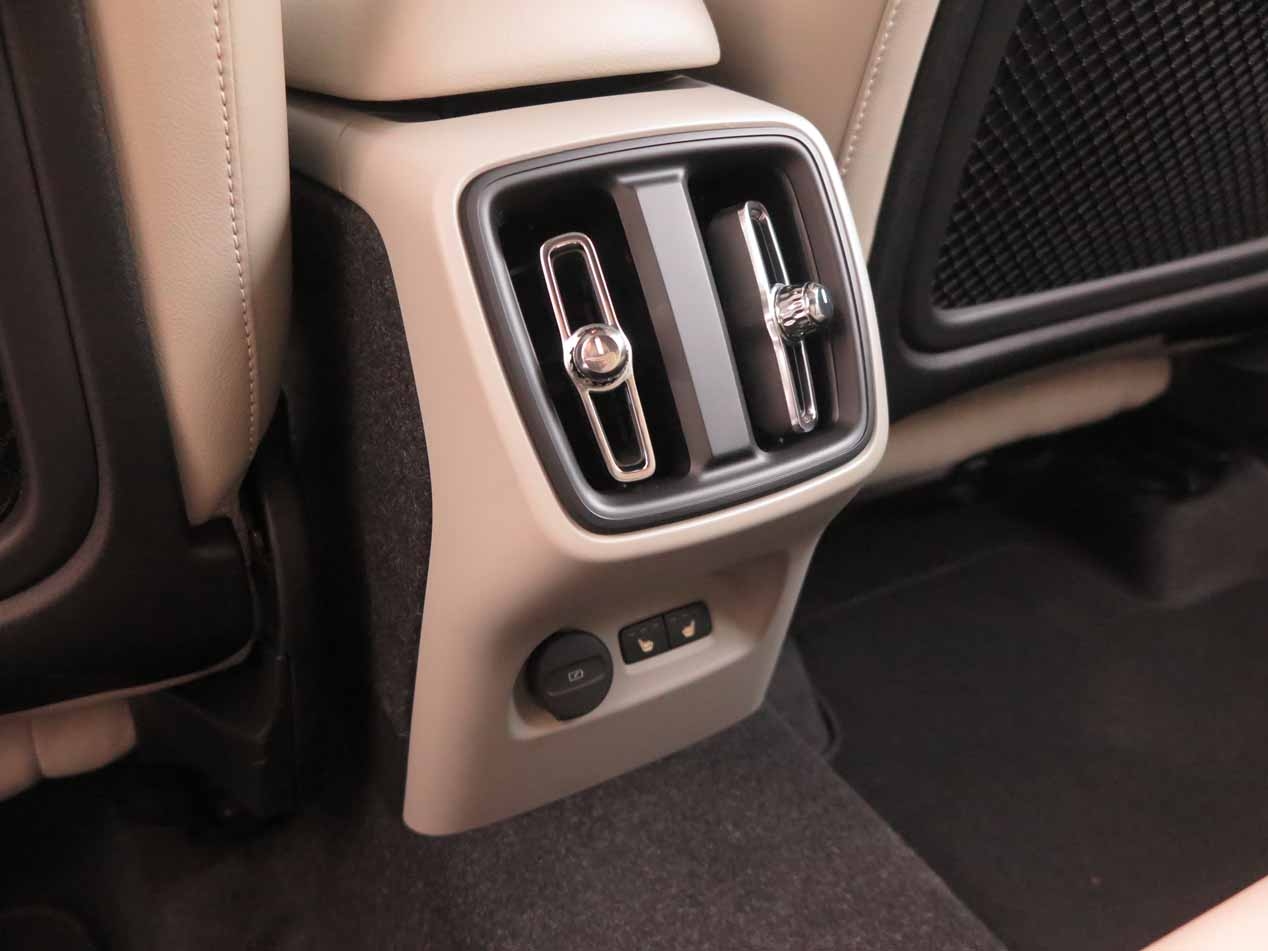 Vents behind the Volvo XC90, with optional heated seats