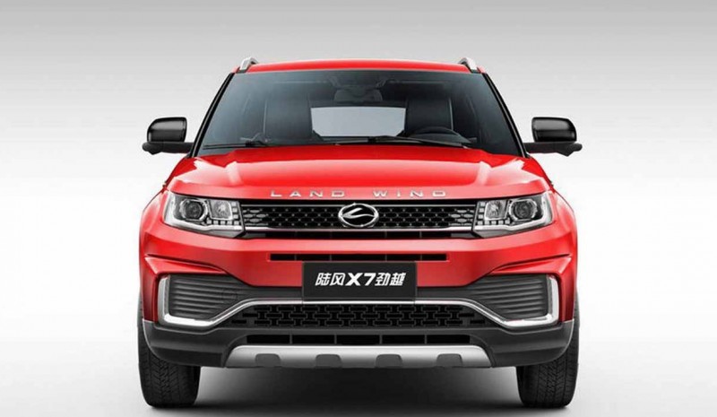 Landwind X7 2018: le foto di cinesi copiano Evoque SUV