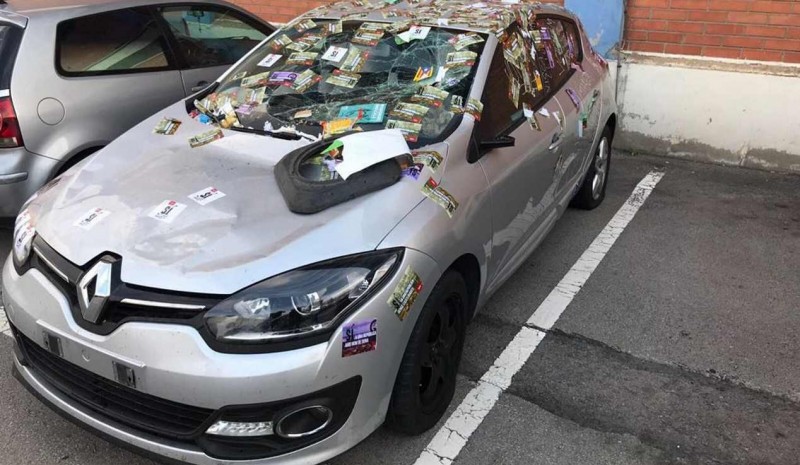 Le vetture della Guardia Civil sono state danneggiate da € 135.000 dopo le proteste da Barcellona